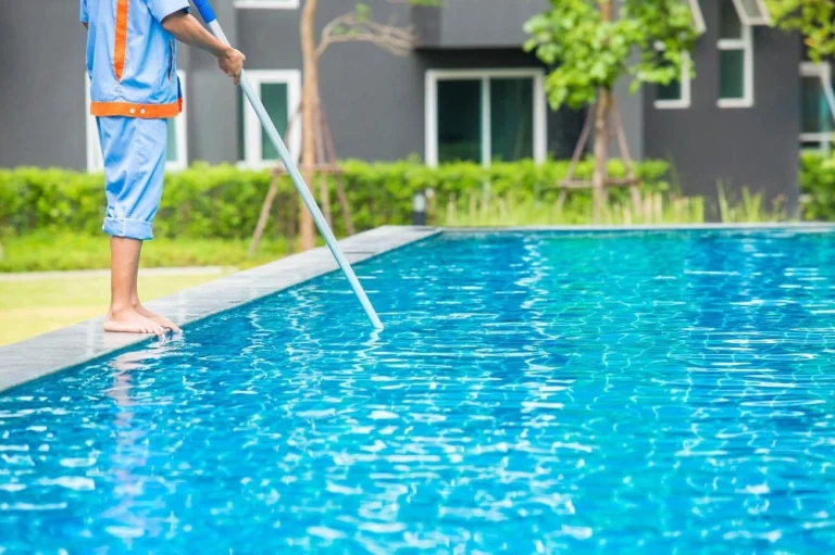 Schwimmbadreinigung